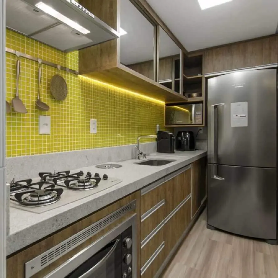 pastilhas de vidro amarela para decoração de cozinha com armários de madeira Foto Anna Arquitetura