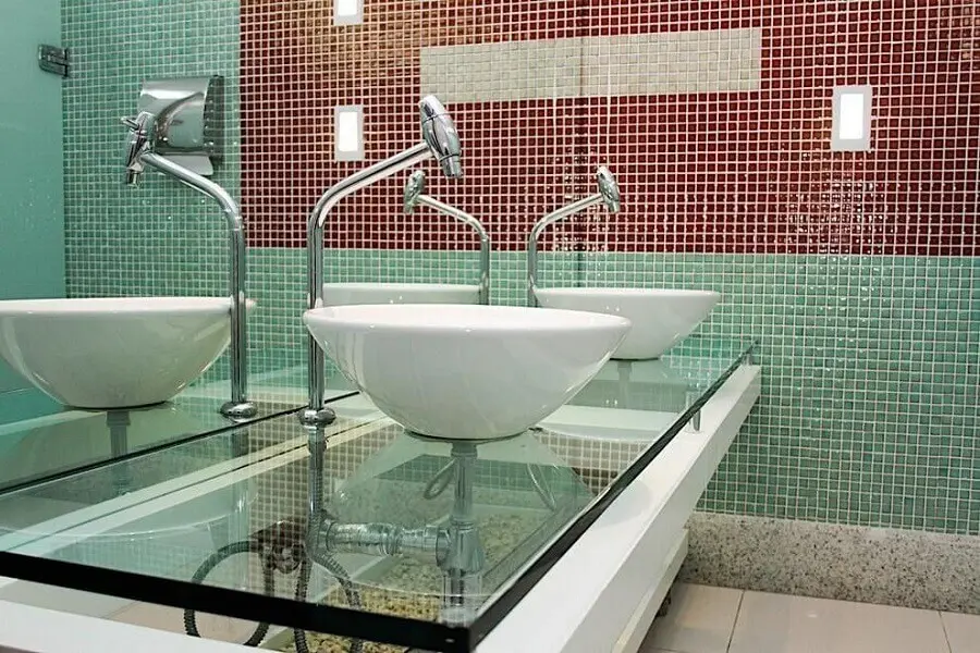 pastilhas de vidro vermelhas e verdes para decoração de banheiro com bancada de vidro Foto Armond - Arquitetura & Construção