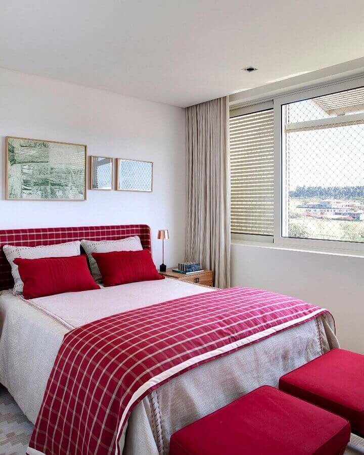 quarto de casal decorado com jogo de cama vermelho  Foto Marina Linhares Arquitetura