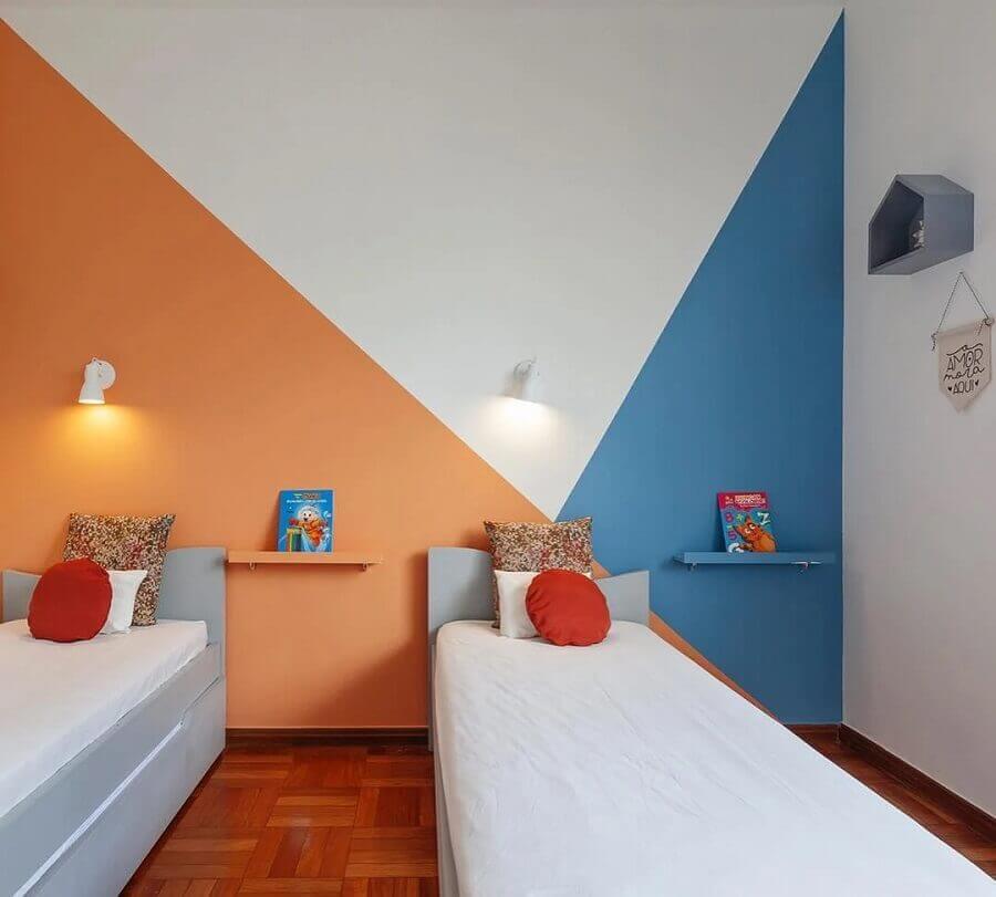 quarto de solteiro decorado com cores quentes na parede  Foto AMIS Arquitetura