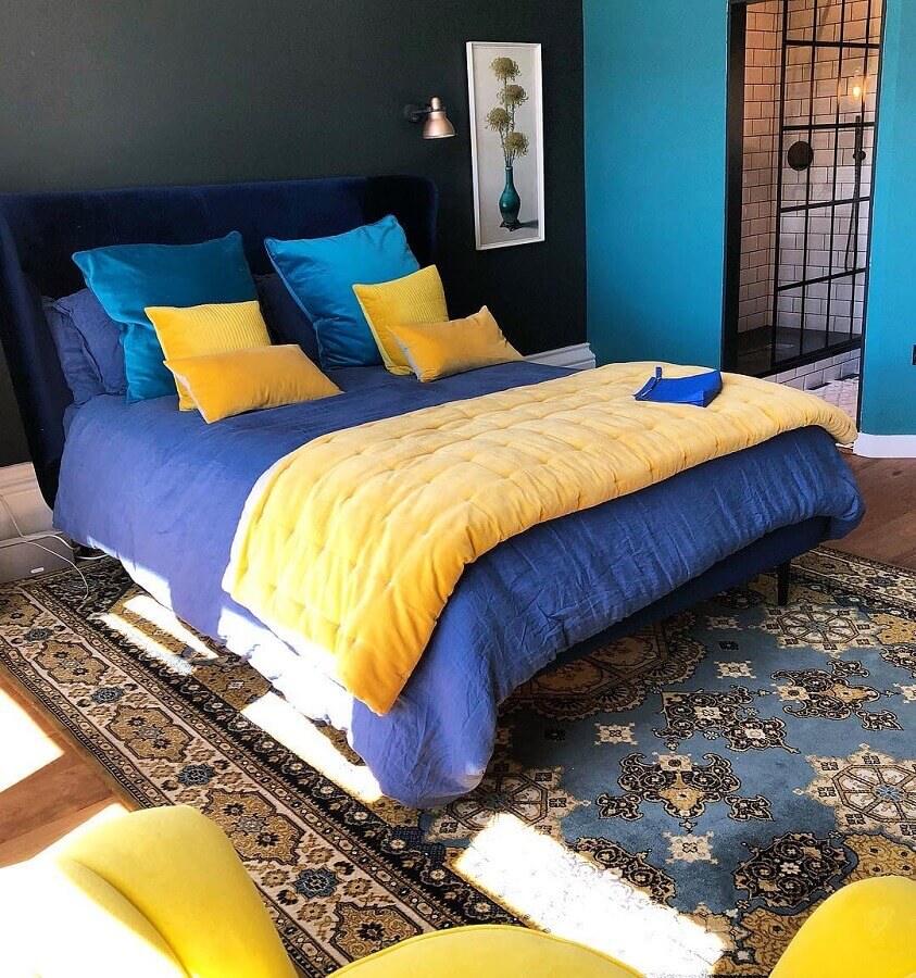 quarto preto e azul decorado com detalhes em amarelo Foto Pinterest