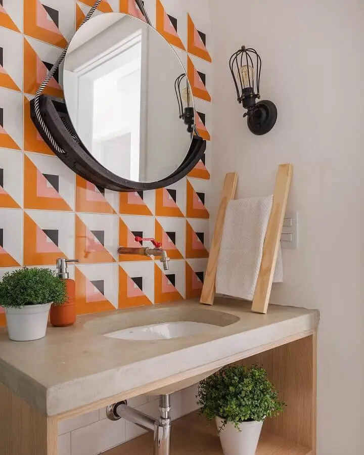 revestimento em cores quentes para decoração de banheiro simples com espelho redondo Foto SP Estúdio Arquitetura