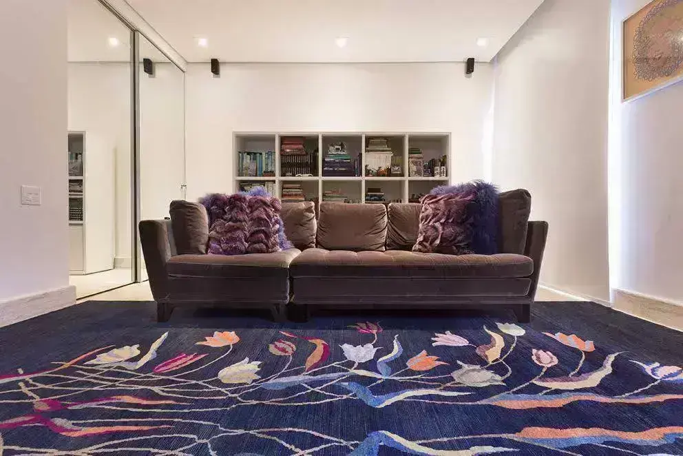 tapete azul estampa retângulo grande sala sofá marrom