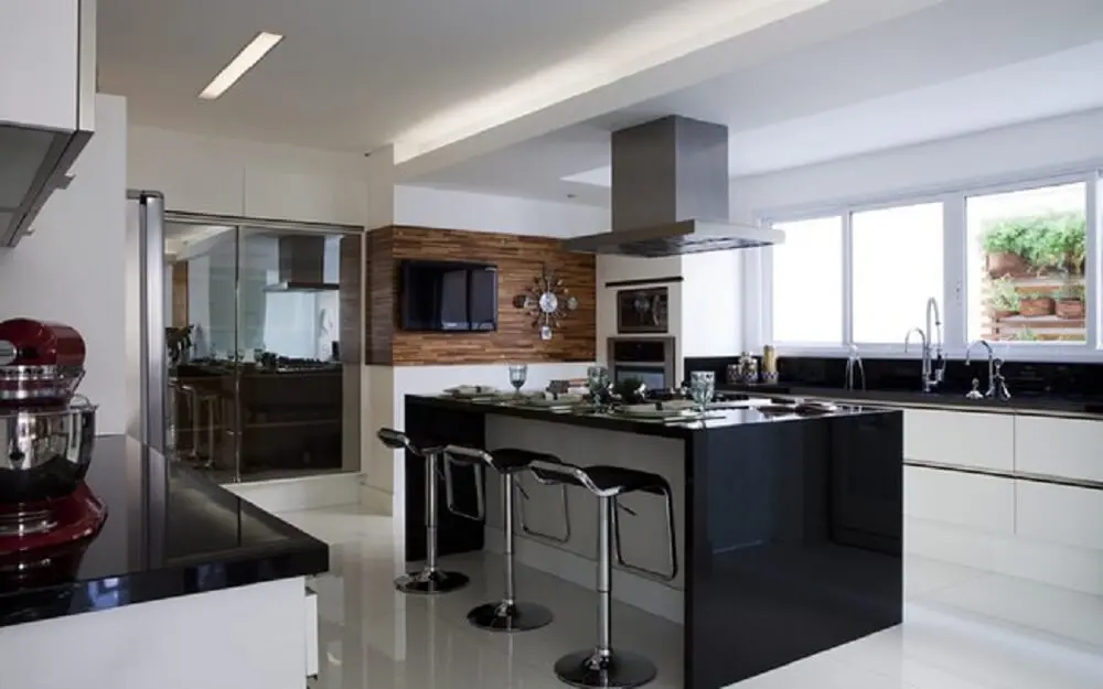 Balcão de cozinha central com estrutura preta encanta a decoração do ambiente