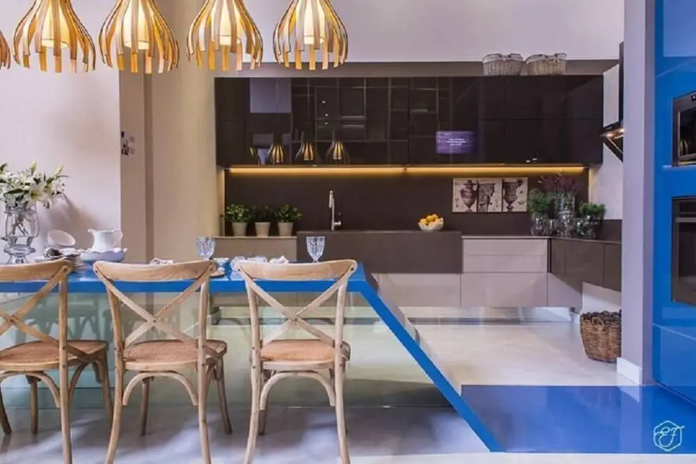 Balcão de cozinha com design criativo em azul