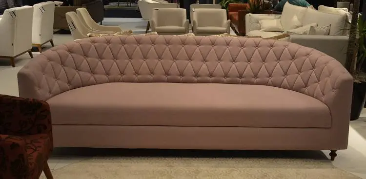 Linhas arredondadas abraçam neste sofá com ares retrô, da Estofados Tironi.
