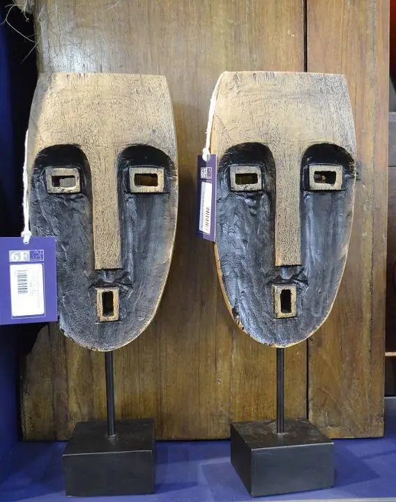 O par de máscaras em resina remete a uma África moderna, da 6F Decorações.