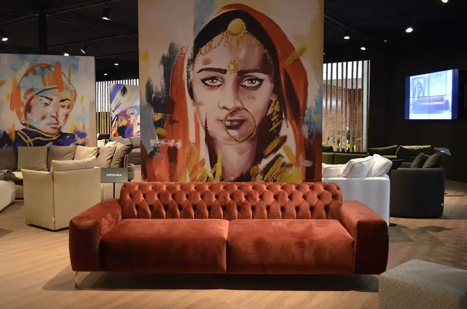 Inspiração indiana no sofá Krishna, cujo vermelho aquece o décor com um tempero especial, da BellArte.