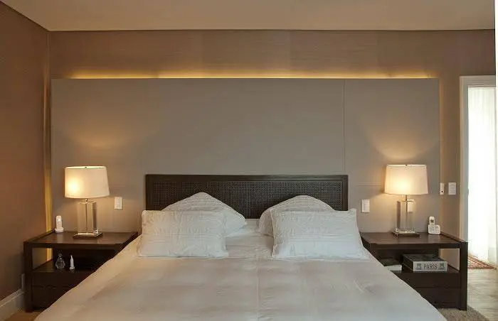 A iluminação do quarto exige uma atenção especial. Por ser um ambiente de relaxamento e íntimo, é sugerida uma iluminação com luzes amarelas.