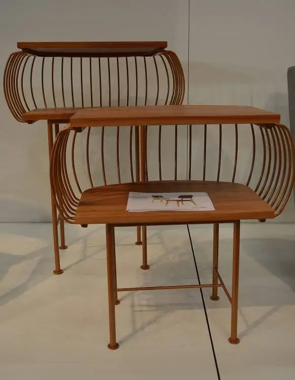 Mesas laterais Birdcage com assinatura de Menini Nicola são inspiradas em antigos móveis de jardim, da Punto Mobile.