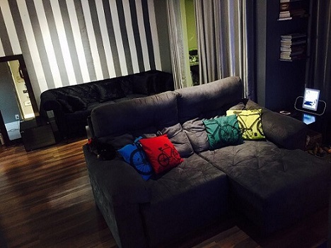 Sala de estar com piso laminado Projeto de Bruno Rozendo