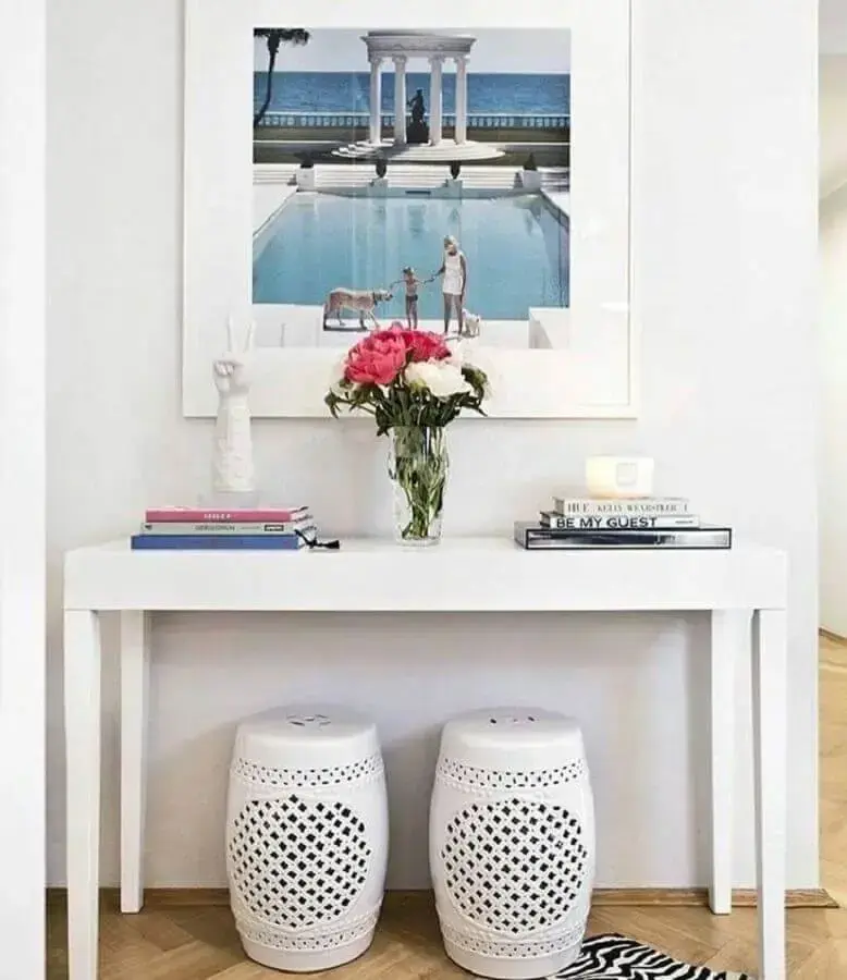 decoração clean com dupla de garden seat branco embaixo de aparador Foto Flor de Lis by Bianca Marchesan