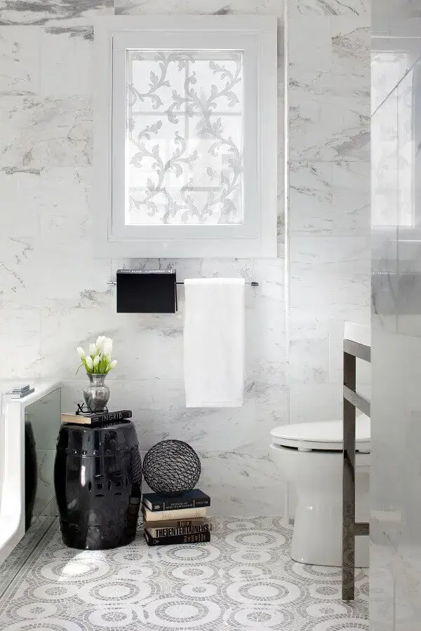 decoração clean para banheiro branco com seat garden preto Foto Mosuo Project