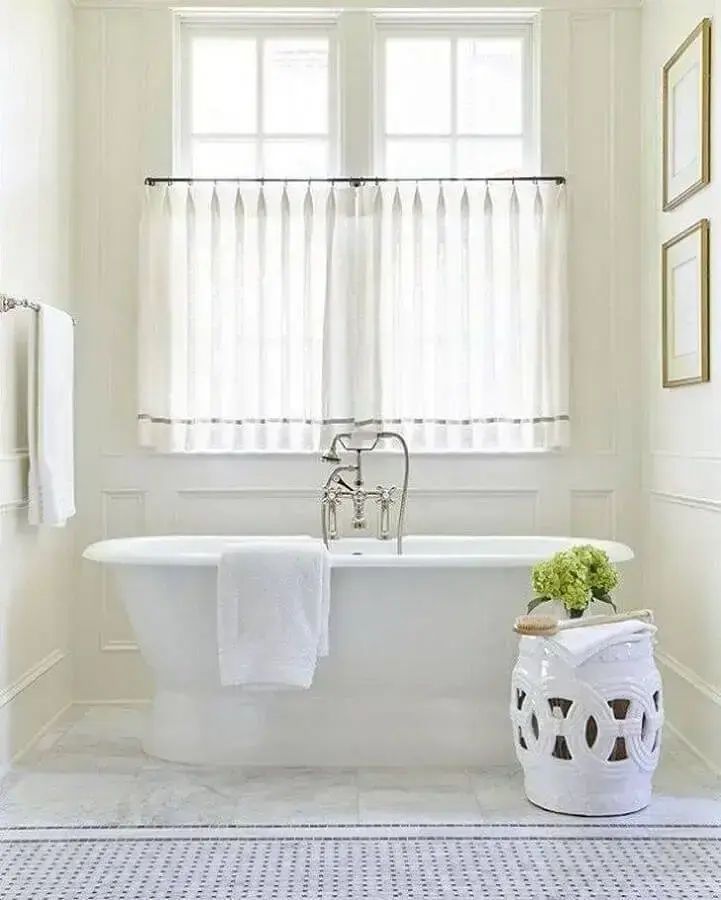 decoração para banheiro branco com banheira e garden seat Foto AF Design de Interiores