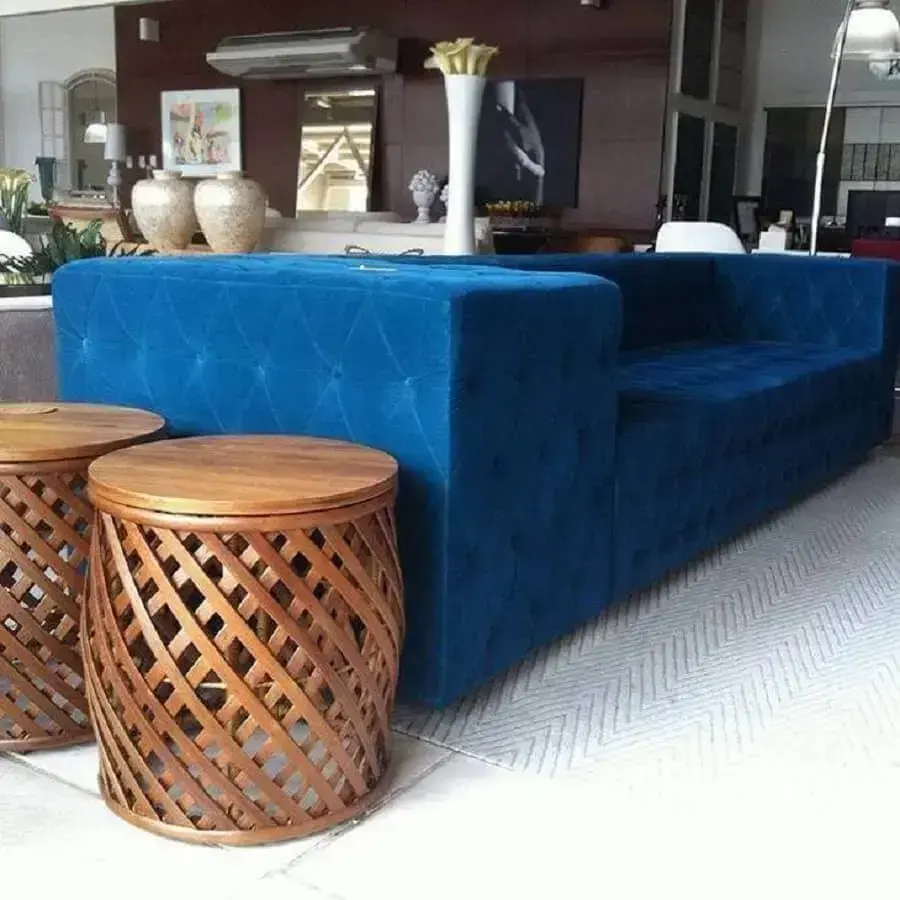 decoração para sala com sofá azul e garden seat de madeira Foto Novo Projeto