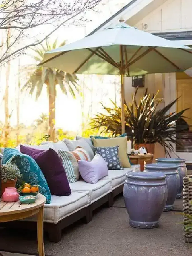 decoração varanda com várias almofadas e seat garden lilás Foto Revista Micasa