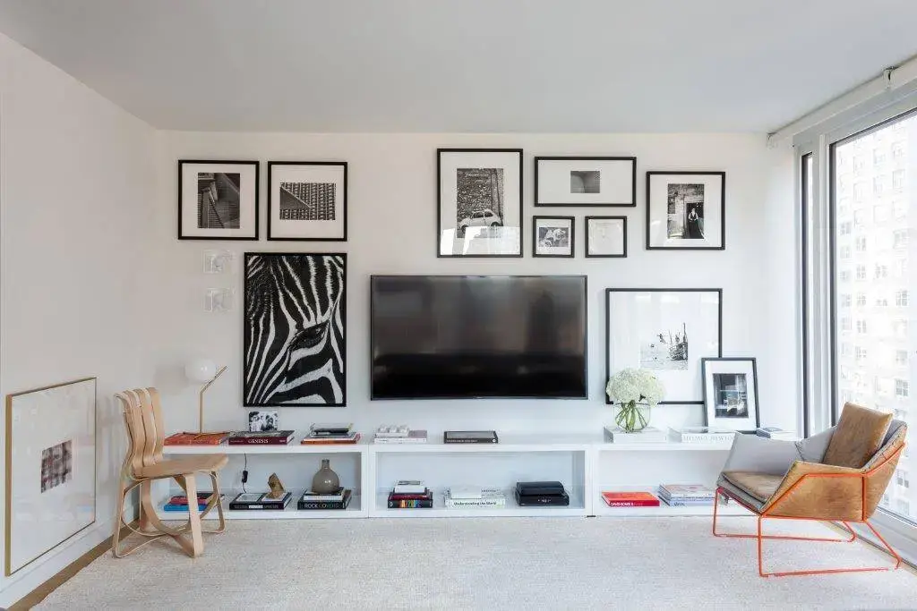 Neste apartamento decorado por Nildo José, a paleta branca é uma constante e colorida por obras de arte e peças de design.