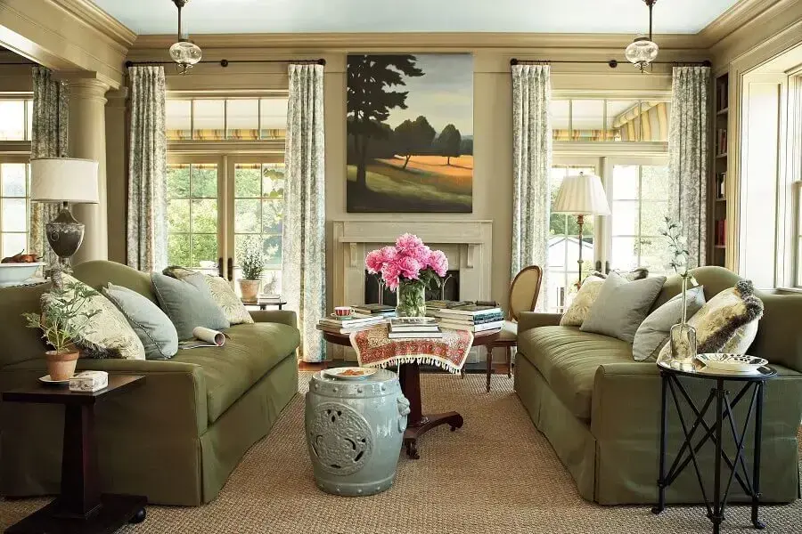 sala de estar decorada com sofá verde e garden seat de cerâmica Foto Pinterest