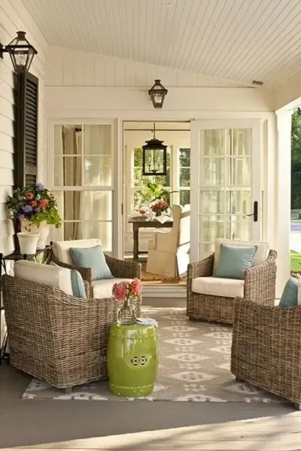 varanda decorada com móveis de vime e garden seat verde Foto Archzine