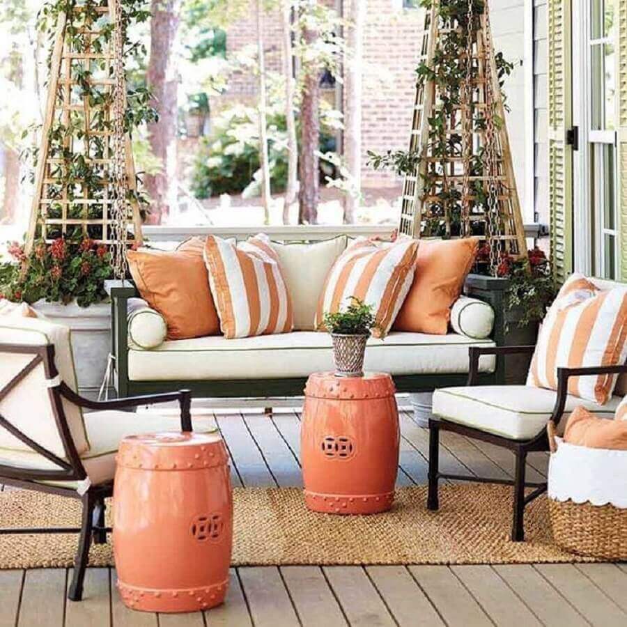 varanda decorada com seat garden laranja Foto Ballard Designs
