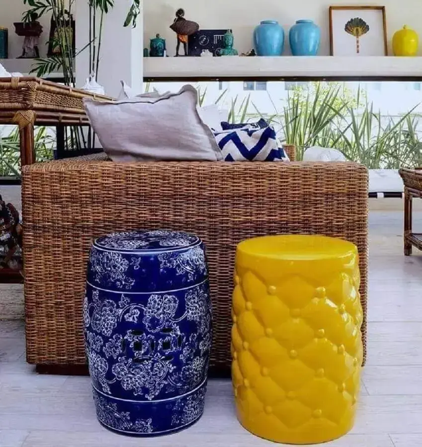 varanda decorada com sofá de vime e dupla de garden seat azul e amarelo Foto Pinterest