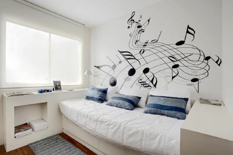 Adesivos de parede musicais dão o charme para o quarto de solteiro. Projeto de Eliseu Marins