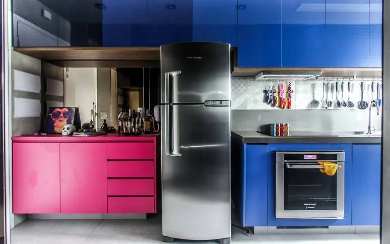 Para não criar um décor estravagante, as profissionais investiram em pontos de cores na cozinha, como nos móveis.