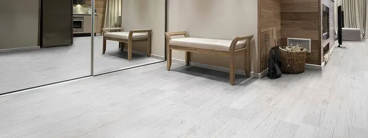 Sala ampla com piso vinílico claro e móveis de madeira Foto de New Exportec