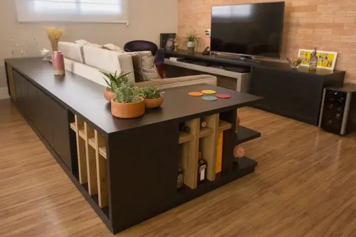Sala de TV com móvel encaixado no sofá Projeto de Galpão Design