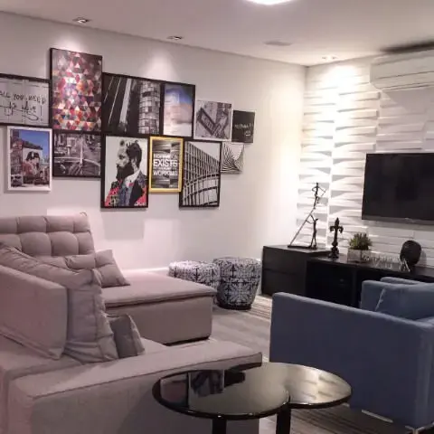 Sala de TV com painel 3D e parede com vários quadros decorativos Projeto de Eliane Taveira