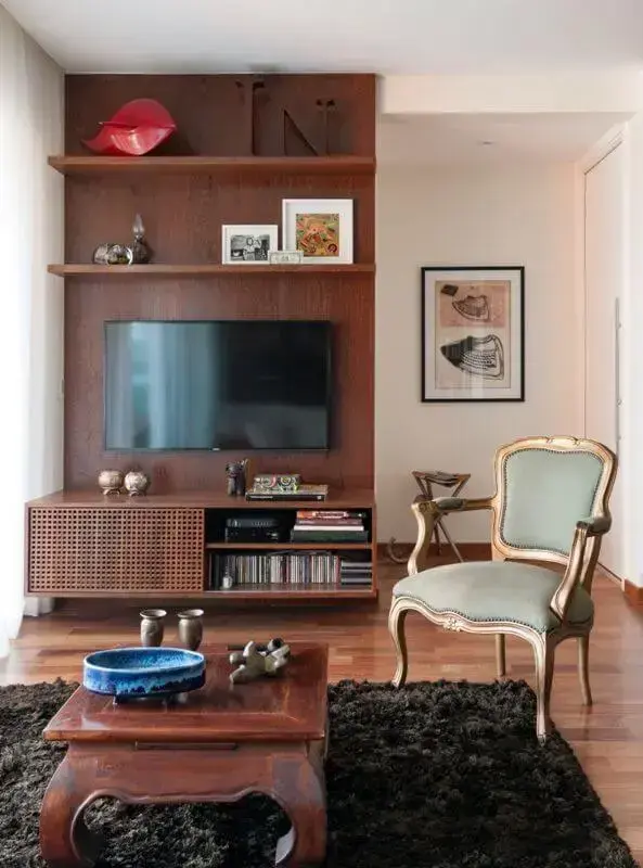 Sala de TV com piso com revestimento de madeira e móveis do mesmo material Projeto de Mis Arquitetura