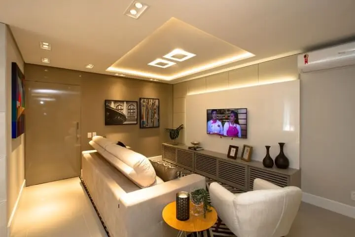 Sala de TV com sanca com iluminação embutida Projeto de Marina Turnes