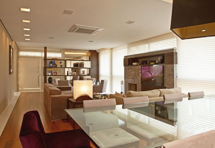 Sala de TV em tons claros e piso de madeira Projeto de Leonardo Muller