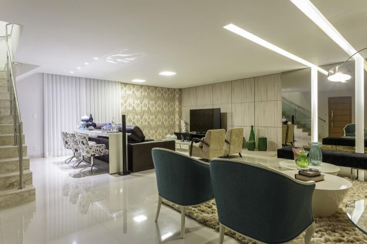 Sala de TV integrada com sala de estar com home theater Projeto de Janaina Naves