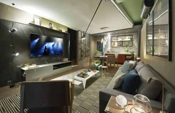 Sala de TV moderna com painel de mármore Projeto de Casa Cor Ceará 17