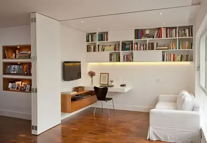 Sala de TV pequena branca com chão de madeira Projeto de Renata Molinari