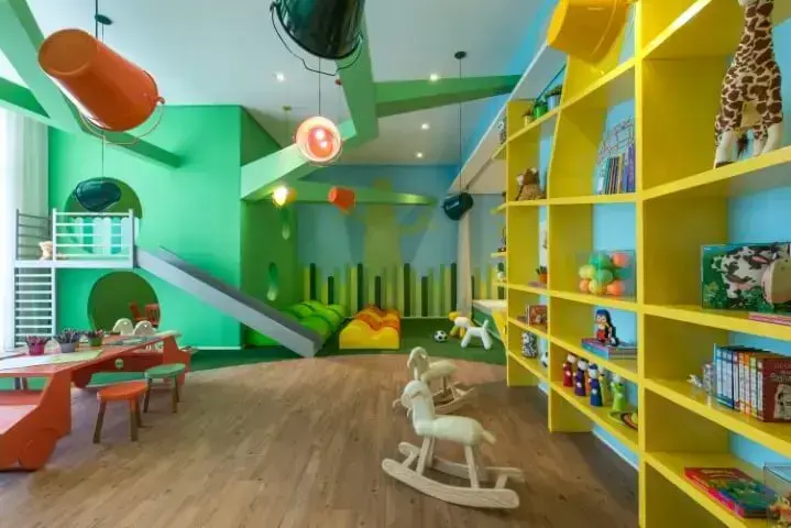 Sala de brinquedos ampla com piso vinílico Foto de Marcelo Gutierres