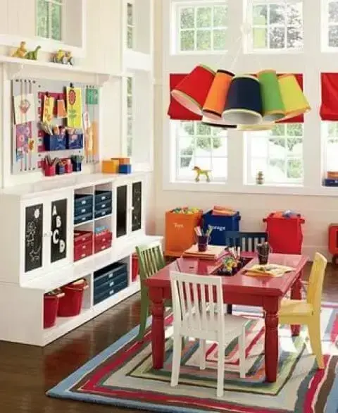 Sala de brinquedos colorida com piso vinílico Foto de Loving It