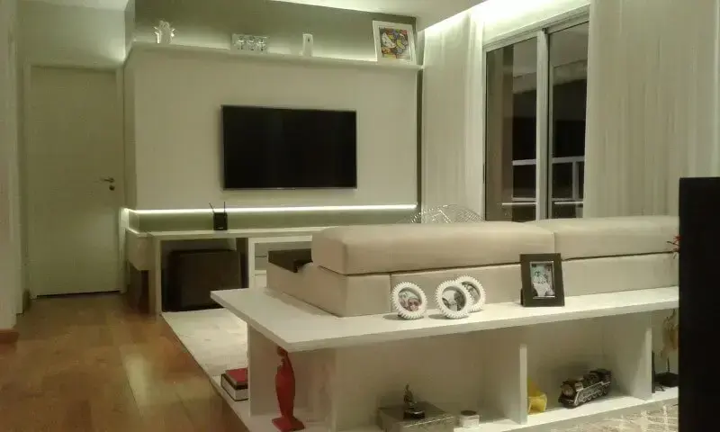 Sala de estar com piso vinílico e decoração clara Projeto de Daniel Tesser Franca