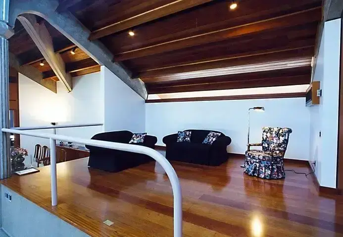Sala de estar em mezanino com piso vinílico imitando madeira Projeto de Douglas Piccolo