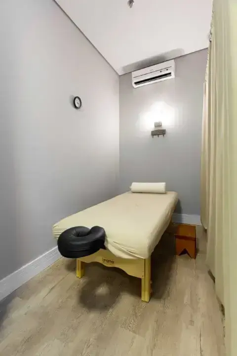 Sala de massagem com piso vinílico e paredes cinza Projeto de Zark Studio Lab