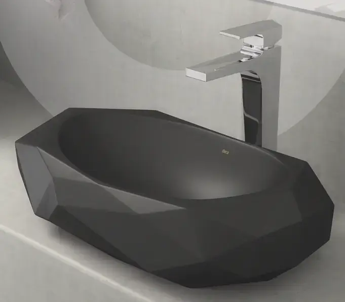A cuba com design facetado foi lapidada para deixar o banheiro mais moderno, na cor ébano fosco. 