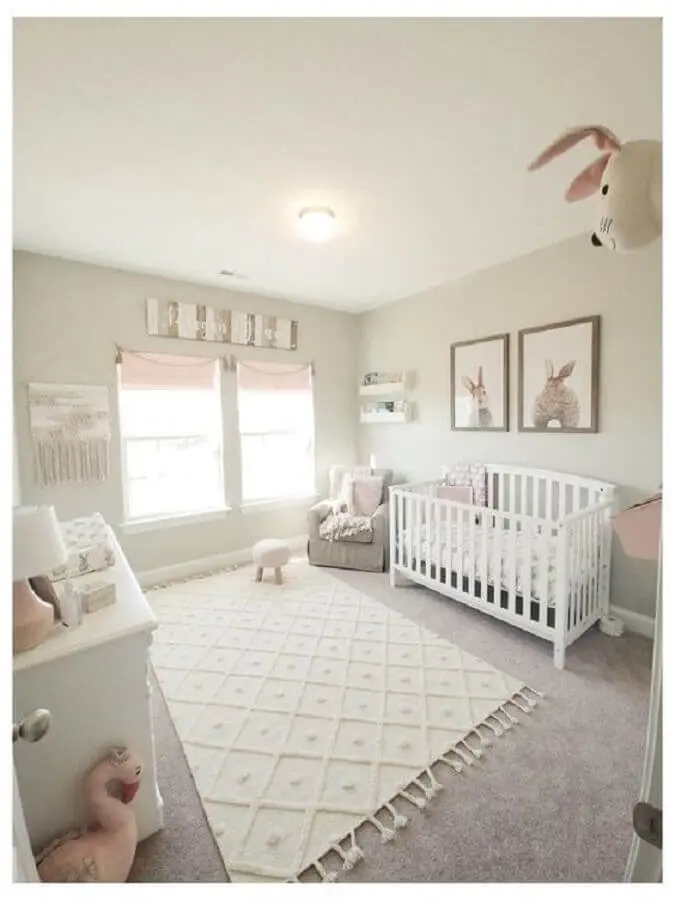 decoração com tapetes para quarto de bebê branco Foto Constance Zahn