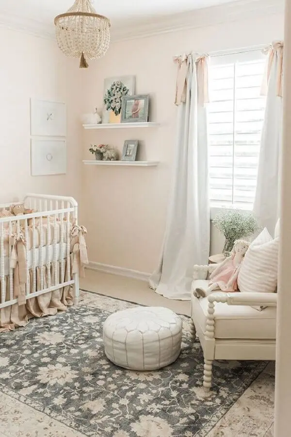 decoração em cores claras com tapetes para quarto de bebê Foto Pinterest