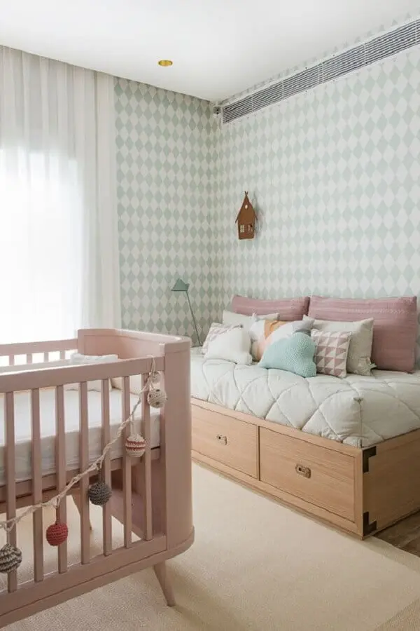 decoração em cores neutras com tapetes para quarto de bebê bege e papel de parede de losangos Foto Constance Zahn