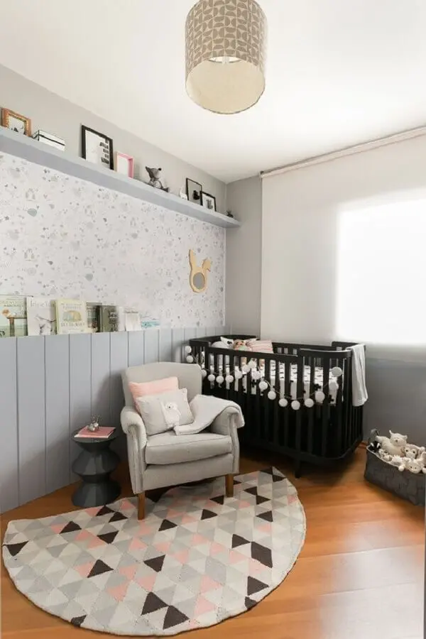 decoração simples com berço preto e tapete para quarto de bebê com estampa geométrica Foto Casa de Valentina