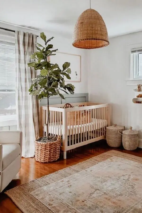 decoração simples com luminária e tapete rústico para quarto de bebê Foto House & Home