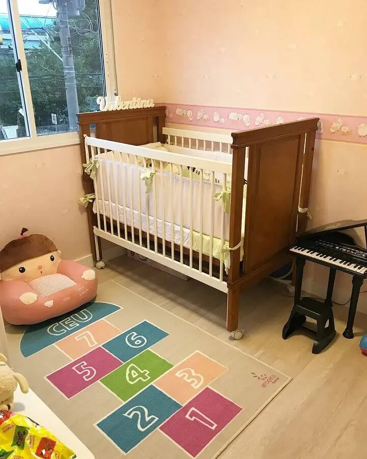 decoração simples com tapete divertido para quarto de bebê Foto Pinterest