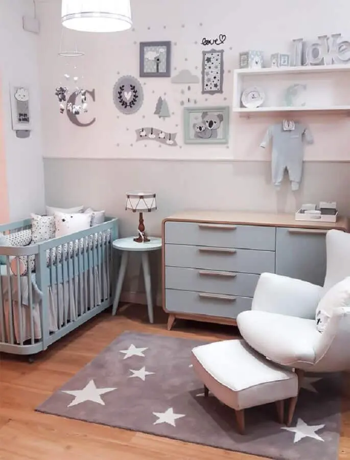 decoração simples com tapetes para quarto de bebê cinza e branco Foto Pinterest
