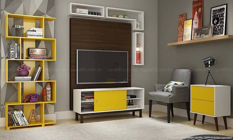 Sala de TV com móveis brancos e amarelos combinando perfeitamente